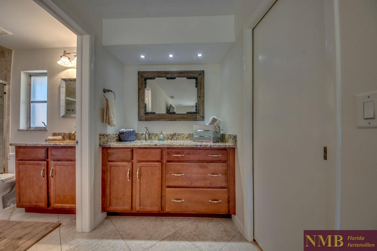 Ferienhaus-Cape-Coral-Cozy-Island_33-Master Bathroom